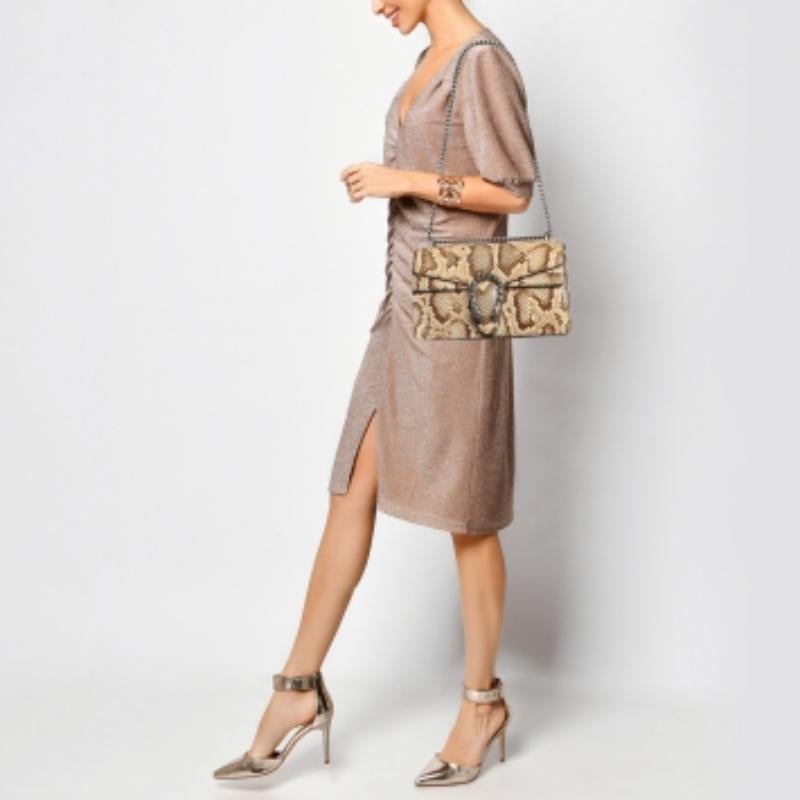 Gucci Borsa a tracolla piccola in pitone beige/marrone con cristalli di Dioniso in vendita 5