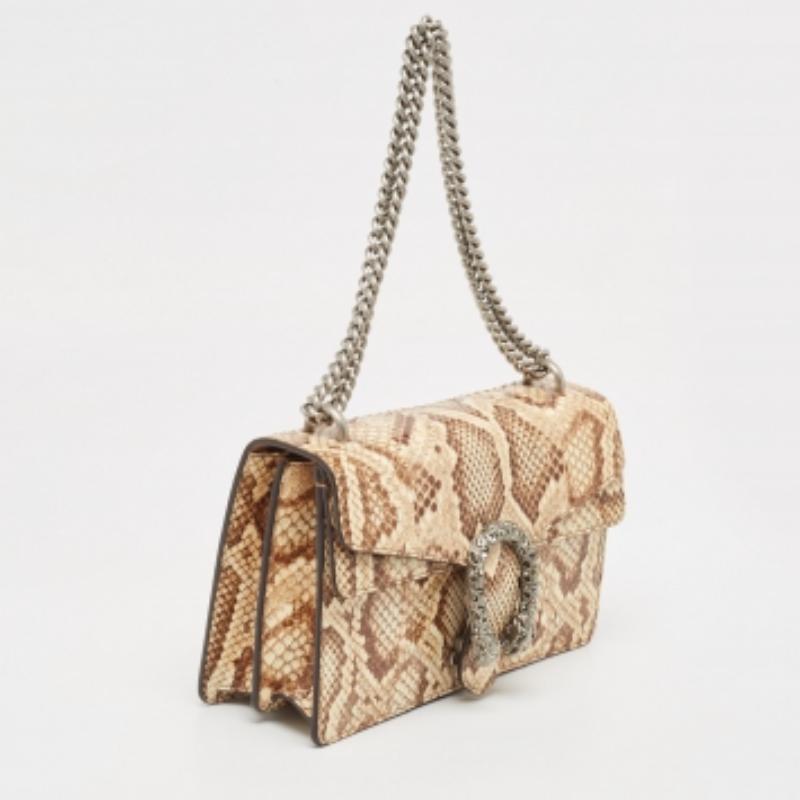 Per un look completo di stile, gusto e un tocco di lusso, questa borsa Dionysus di Gucci è l'aggiunta perfetta. Sfoggia questa bellezza sulla tua spalla e goditi il gusto del lusso che ti lascia.