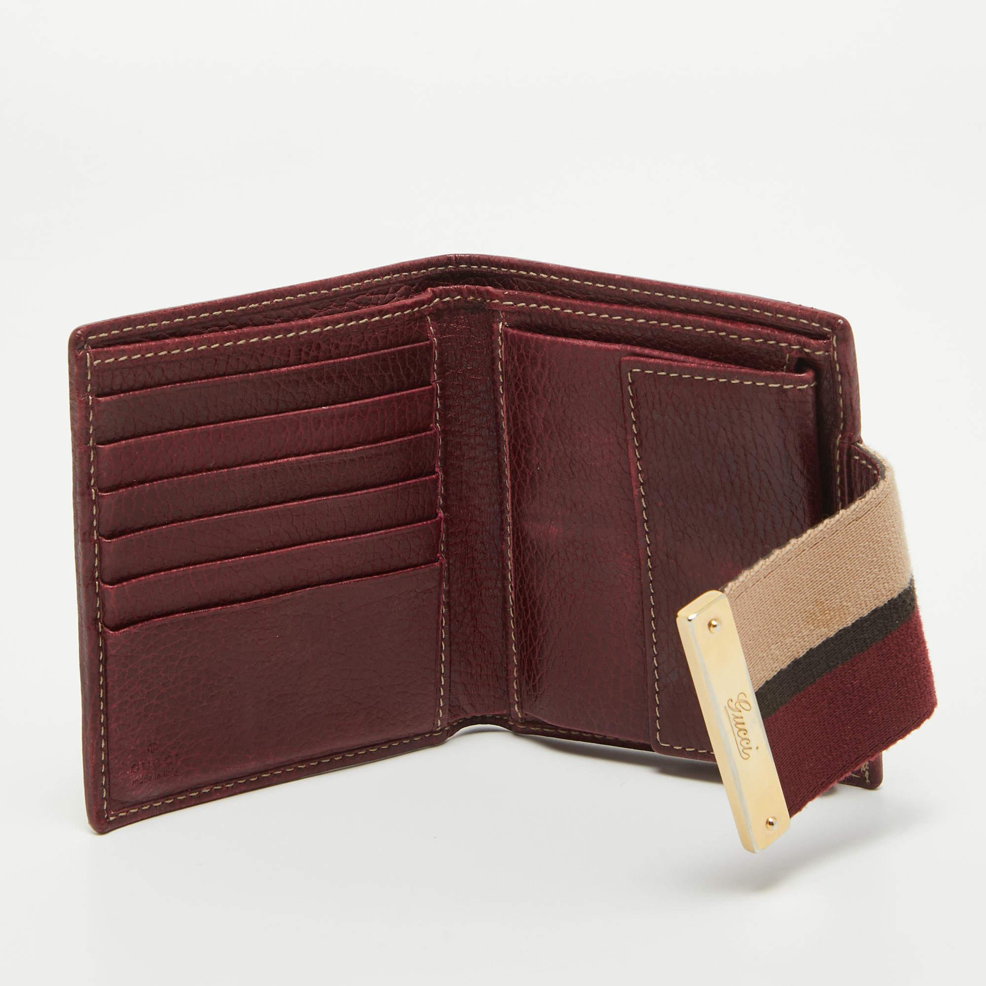 Your essentials can be carried effortlessly in this GG canvas Web Flap French wallet. Equipped with lined compartments and card slots, it makes for a great everyday accessory.