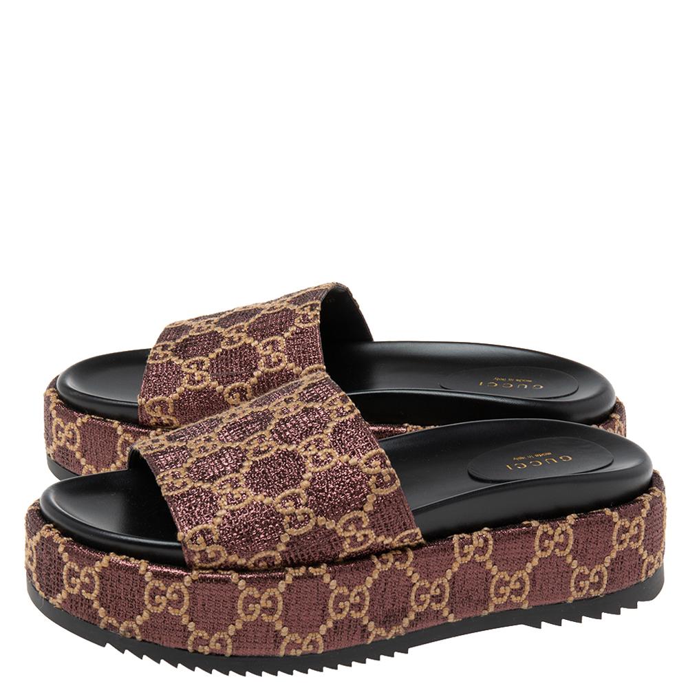 Gucci Beige/Burgundy GG Lurex Fabric Platform Slide Sandals Size 39 In New Condition In Dubai, Al Qouz 2