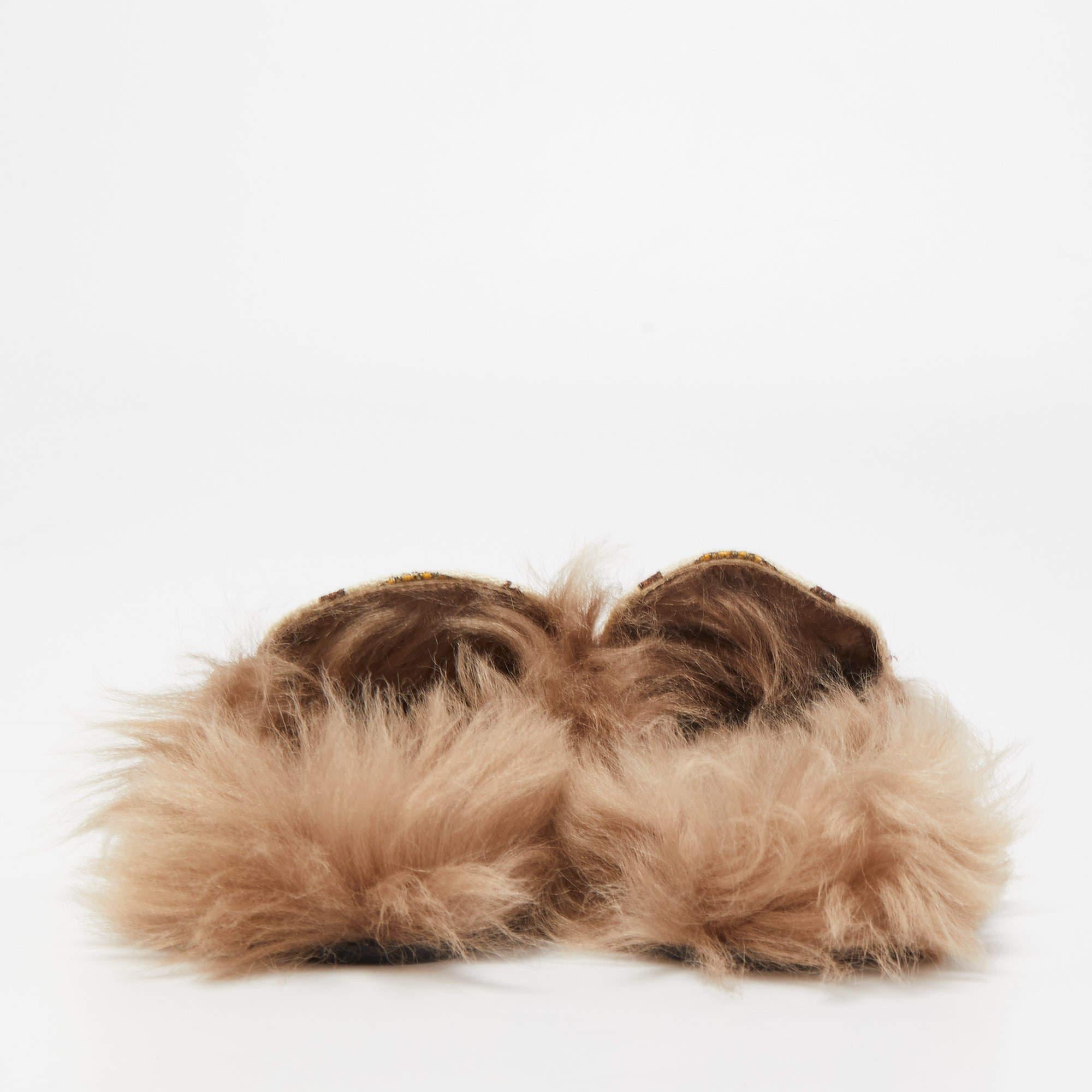 Gucci Beige Canvas and Fur Princetown Mules Size 36 In New Condition In Dubai, Al Qouz 2