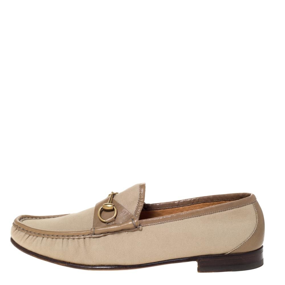 Set trends with these loafers from the house of Gucci. Meticulously crafted from canvas & leather, they carry a beige hue. They feature a stylish exterior and the Horsebit detail in gold-tone on the vamps. Complete with comfy insoles and robust