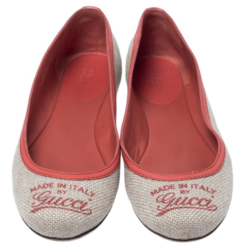 Pretty and easy to flaunt, this pair of ballet flats by Gucci is stunning. They've been crafted from canvas and styled with round toes, signature prints and leather insoles. They will surely make a great buy.

