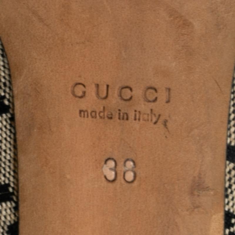 Faites chaque pas avec assurance et élégance grâce à ces escarpins mocassins signés Gucci. Elles sont conçues de manière créative à partir de toile beige-noire et de cuir gaufré au croc, avec un accent Bambou placé sur le devant. Ils sont dotés de