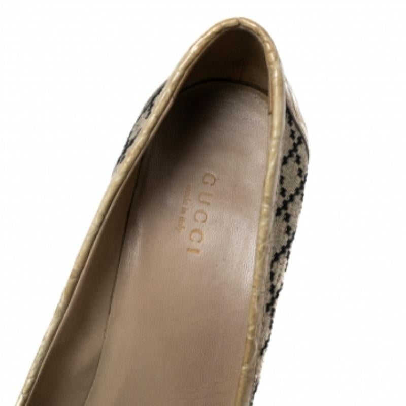 Gucci Beige Canvas & Croc Embossed Leather Bamboo Horsebit Loafer Pumps Size 38 en vente 2