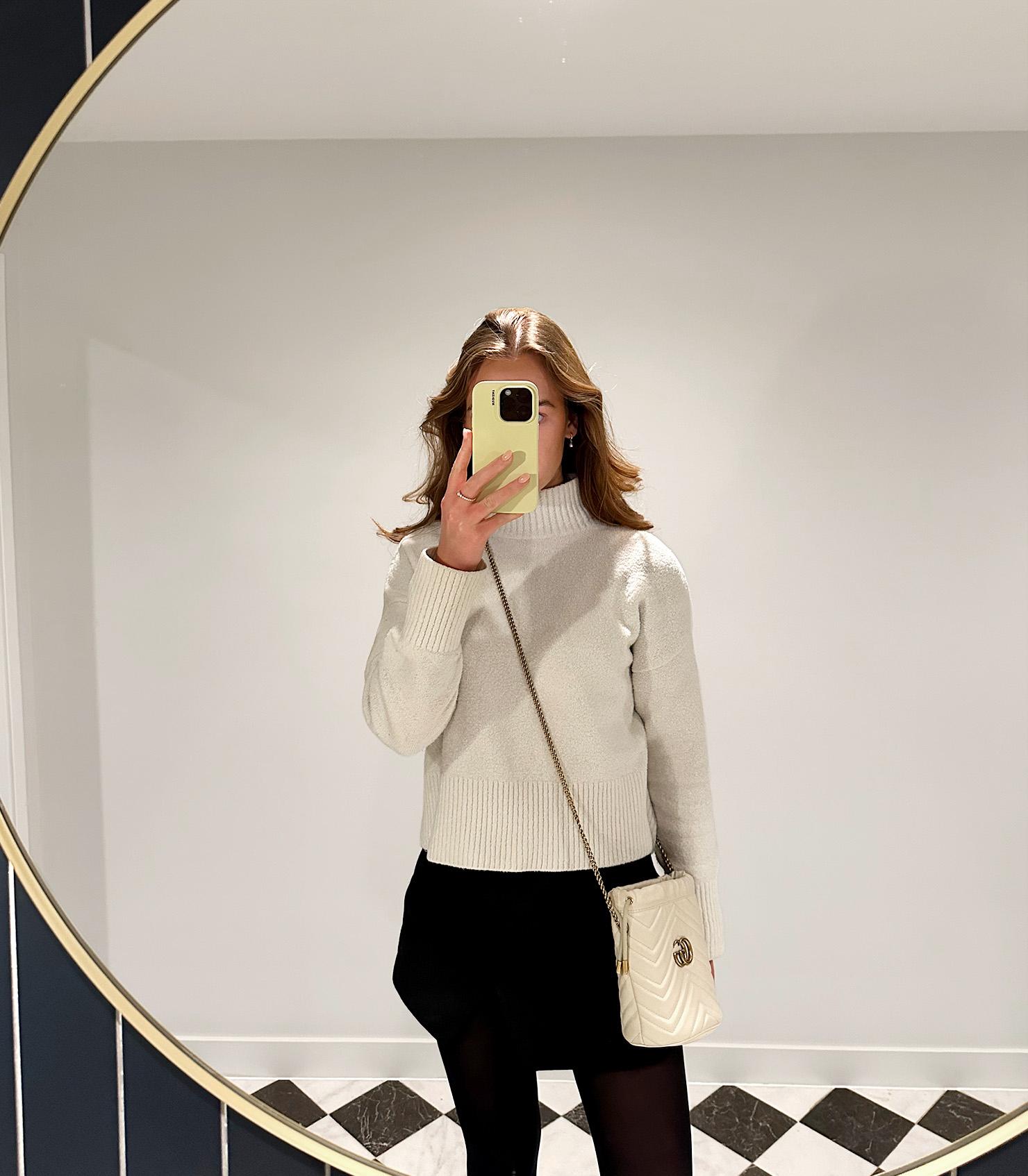 Gucci Beige Chevron Quilted Calfskin Leather GG Marmont Mini Bucket Bag

Product Details
Xupes Ref: CB1413
Brand: Gucci
Model: GG Marmont Mini Bucket Bag
Type: Shoulder, Crossbody
Serial Number: 575 163-493075
RRP: £995
Accompanied By: Gucci Box,