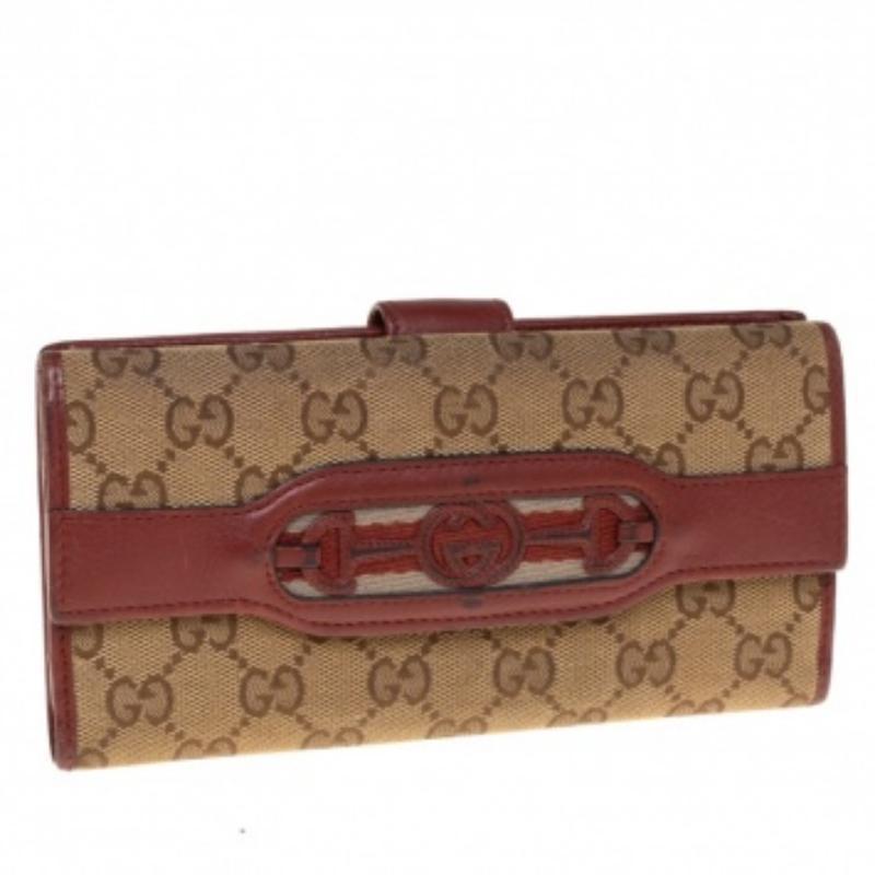 Made of signature GG canvas & leather in shades of beige & copper, this continental wallet from Gucci is a classy choice. The wallet opens to multiple card slots and open compartments. This wallet is complete with the logo detail on the flap.
