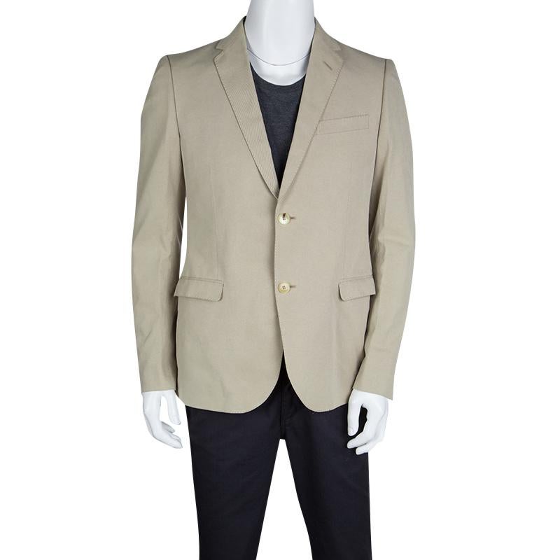 Perfect to add to those summer party and brunch looks or to look effortlessly chic for those day events, this Gucci blazer is easy to wear and minimally chic. Constructed in beige cotton fabric, this blazer features a two button closure at the front
