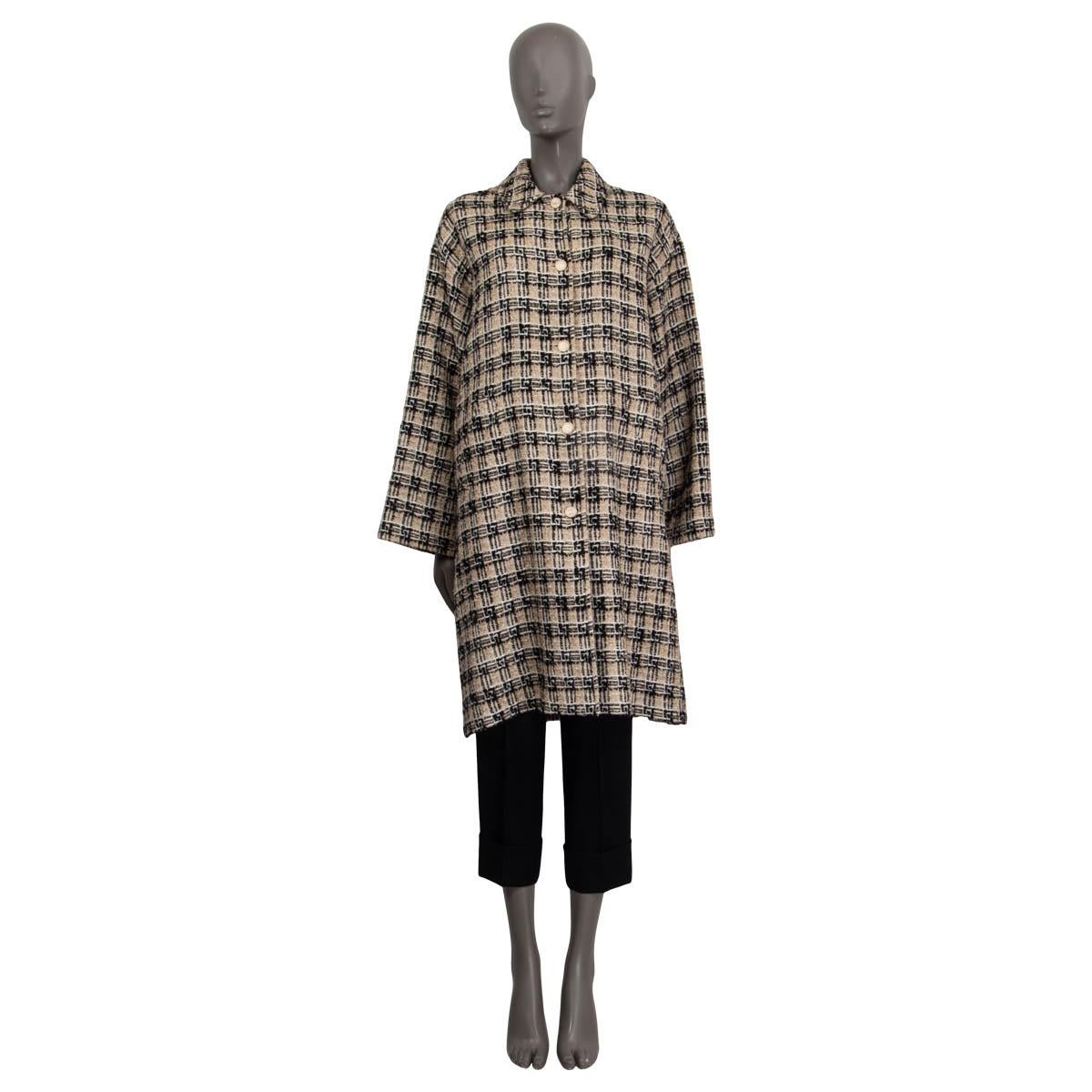 100% autentico cappotto Gucci in tweed a quadri G in cotone nero e beige (24%), lana (23%), poliestere (20%) e acrilico (19%). Presenta un colletto classico e due tasche a fessura sul davanti. Si apre con cinque bottoni 