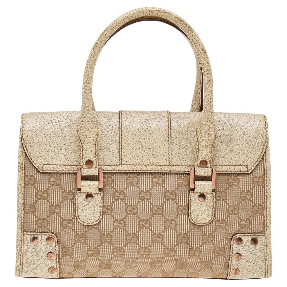 Durably fashionable, this Gucci design is a timeless accessory. This beautifully made bag has a rose gold-tone metal lock, dual handles, and metal feet. The fabric-lined interior is perfectly sized to house your day's essentials.

