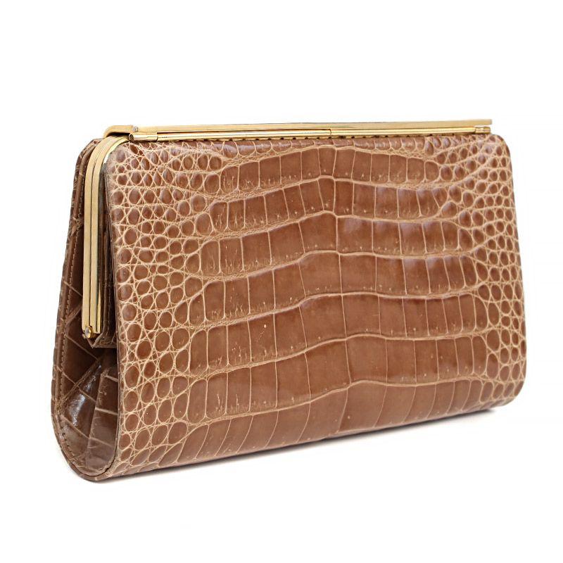 Gucci vintage 1970s clutch in beige crocodile leather. Lined in beige leather with two open pockets against the front and back. Has been carried and is in excellent condition. Comes with dust bag.

Height 12cm (4.7in)
Width 20cm (7.8in)
Depth 3cm