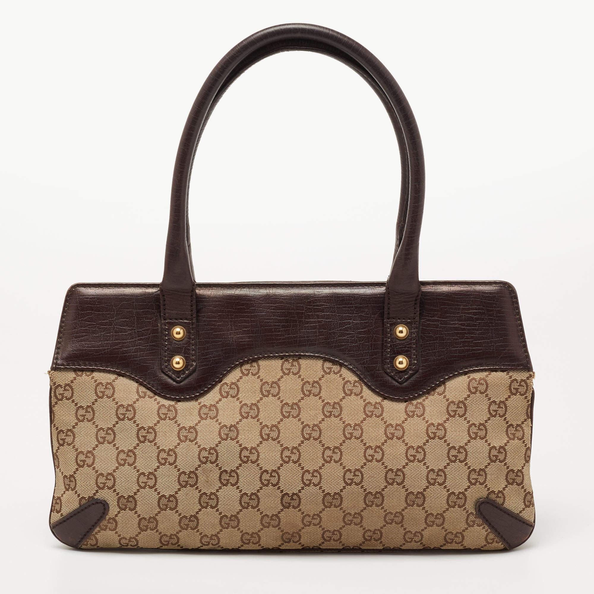 This Gucci tote promises to take you through the day with ease, whether you're at work or out and about in the city. From its design to its structure, the GG canvas & leather bag promises charm and durability. It has top handles, front chain detail,