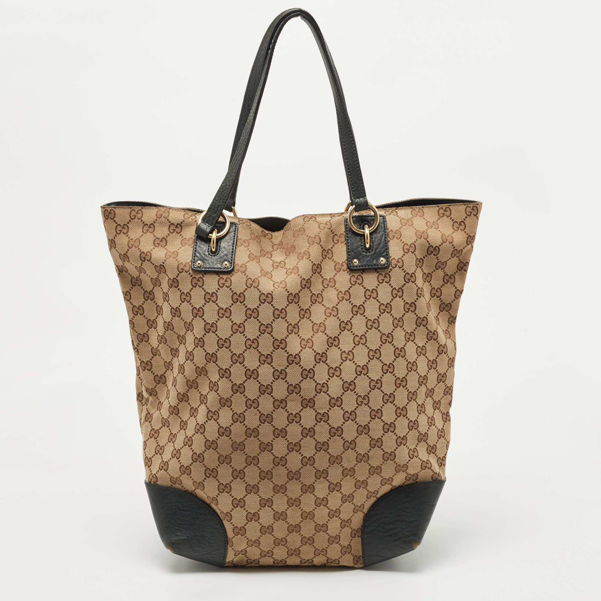 This Gucci accessory is an example of the brand's fine designs that are skillfully crafted to project a classic charm. It is a functional creation with an elevating appeal.

