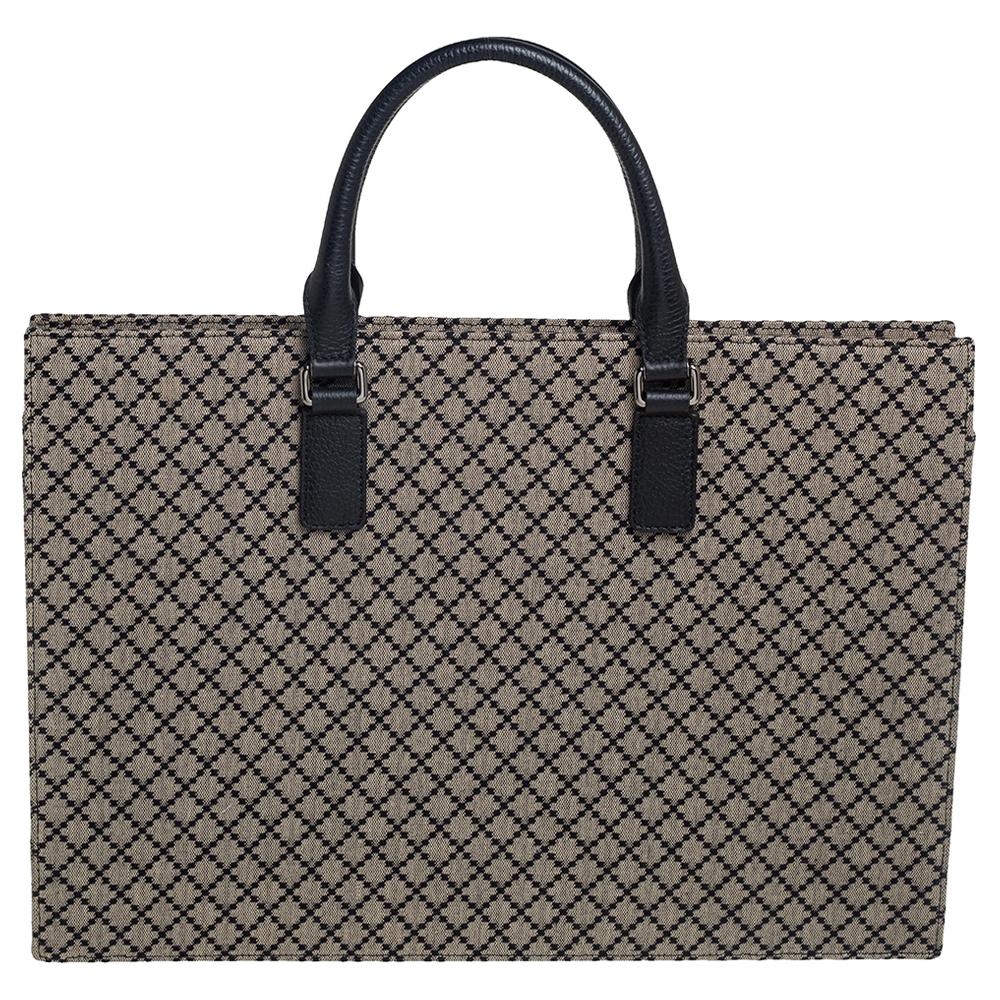 Estampado con el femenino y sofisticado estampado Diamante, este bolso tote de Gucci es una belleza cotidiana. Fabricada en lona, tiene adornos de piel, doble asa superior y herrajes plateados. Forrado de lona, su espacioso interior facilita el