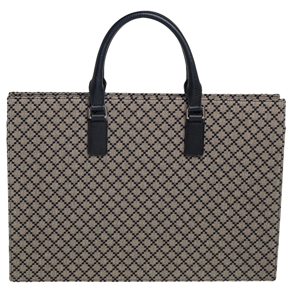 Printed with the feminine and sophisticated Diamante print, this Gucci tote is an everyday beauty. Made from canvas, it features leather trims with double top handles and silver-tone hardware. Lined with canvas, its spacious interior makes it easy