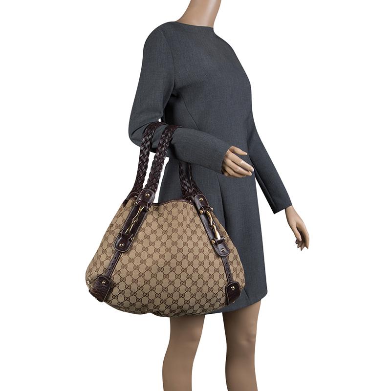 An absolute delight, this Pelham hobo is a Gucci creation. It has been crafted from GG canvas and enhanced with leather trims. The bag comes with a beige/ebony exterior and a spacious fabric lined interior that will hold all your belongings. The bag