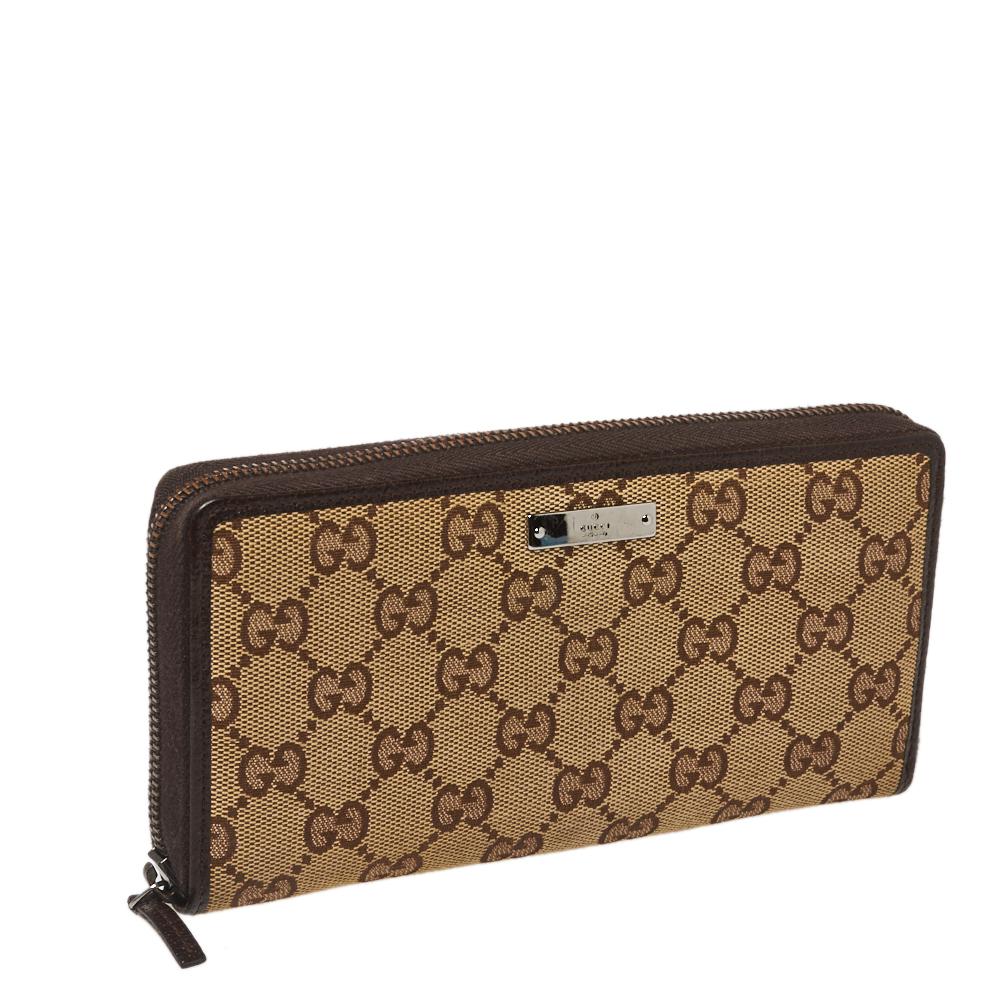 Timelessly elegant and stylish, Gucci's collections capture the effortless, nonchalant finesse of the modern woman. Crafted from GG canvas in ebony and beige hues, this chic wallet features a compartmentalized interior with a zip-around fastening.