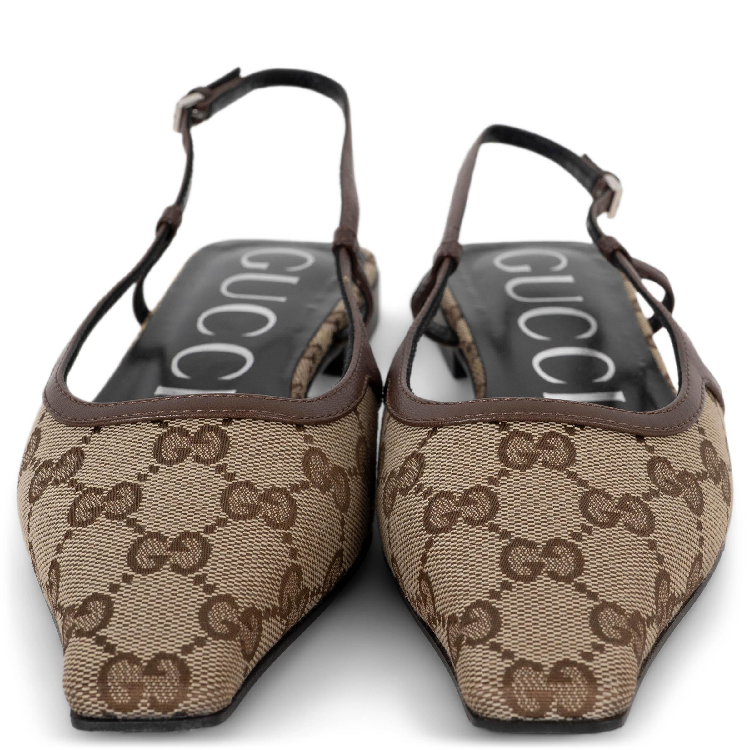 Ces escarpins 100 % authentiques Gucci sont confectionnés en toile GG originale beige et ébène, s'inspirant des archives emblématiques de la marque pour les années 1990 et le début des années 2000. Ce modèle présente un bout pointu carré, des