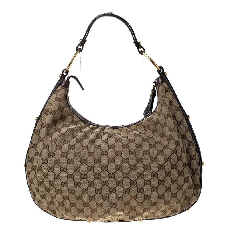 Take your style a notch higher with this Pelham hobo from Gucci. Cut out from GG canvas and leather, the bag features a single handle, a spacious fabric interior and protective metal feet. This hobo is perfect for daily use.

Includes: The Luxury