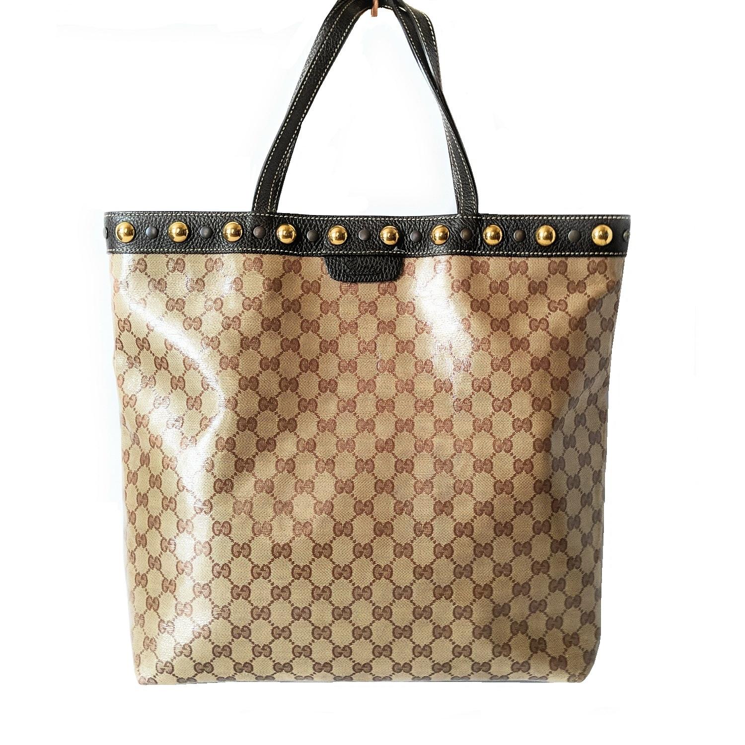 Questa elegante tote è finemente realizzata in tela rivestita beige con Monogram di Gucci. La borsa presenta finiture in pelle di vacchetta color cioccolato, manici superiori arrotolati, una tracolla in pelle e finiture in ottone lucido. La parte