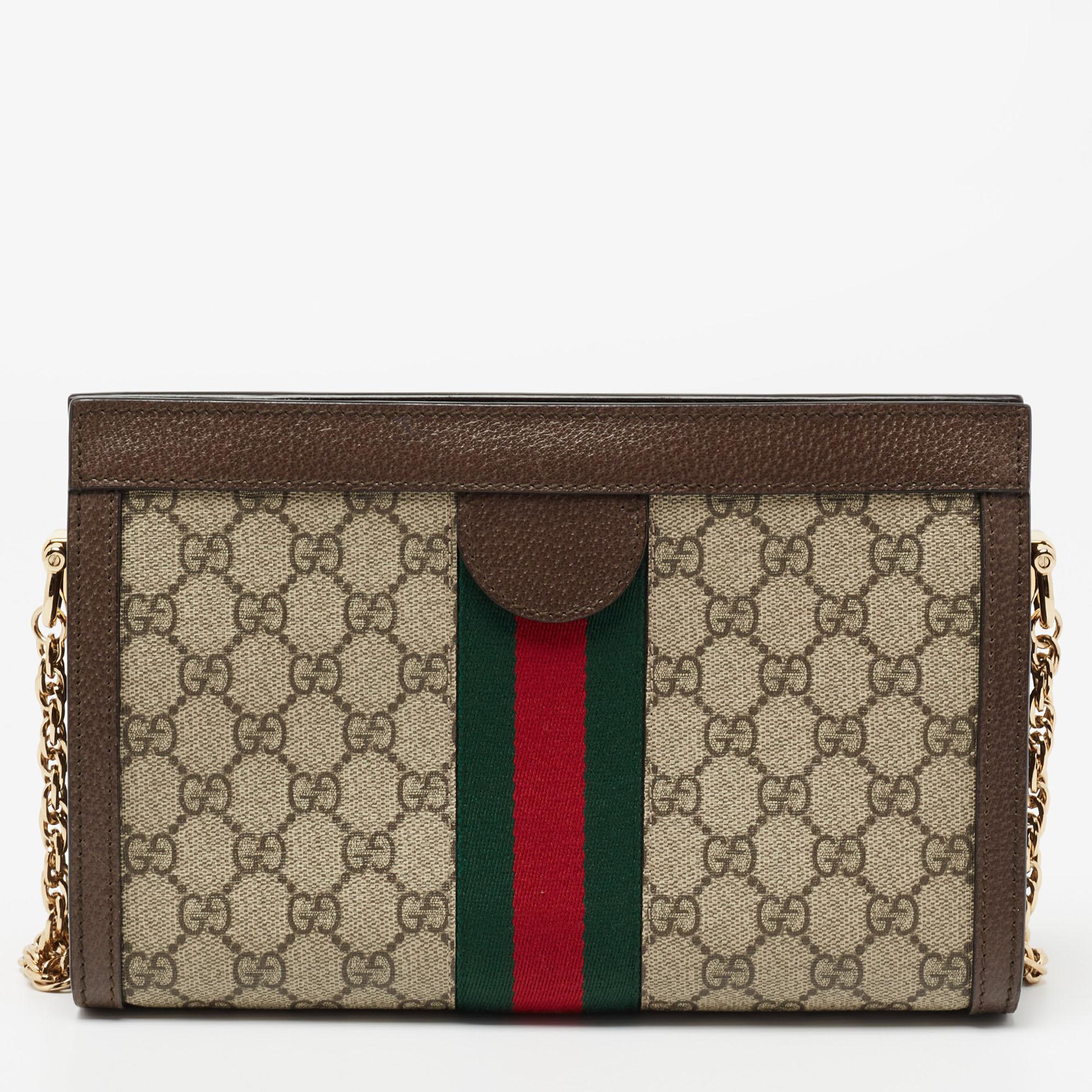 The signature Web stripe on this Gucci bag shows the brand's love for traditions and innovations. Crafted from the GG supreme canvas with leather trims, it is equipped with a chainlink shoulder strap and a GG motif on the front. The satin-lined