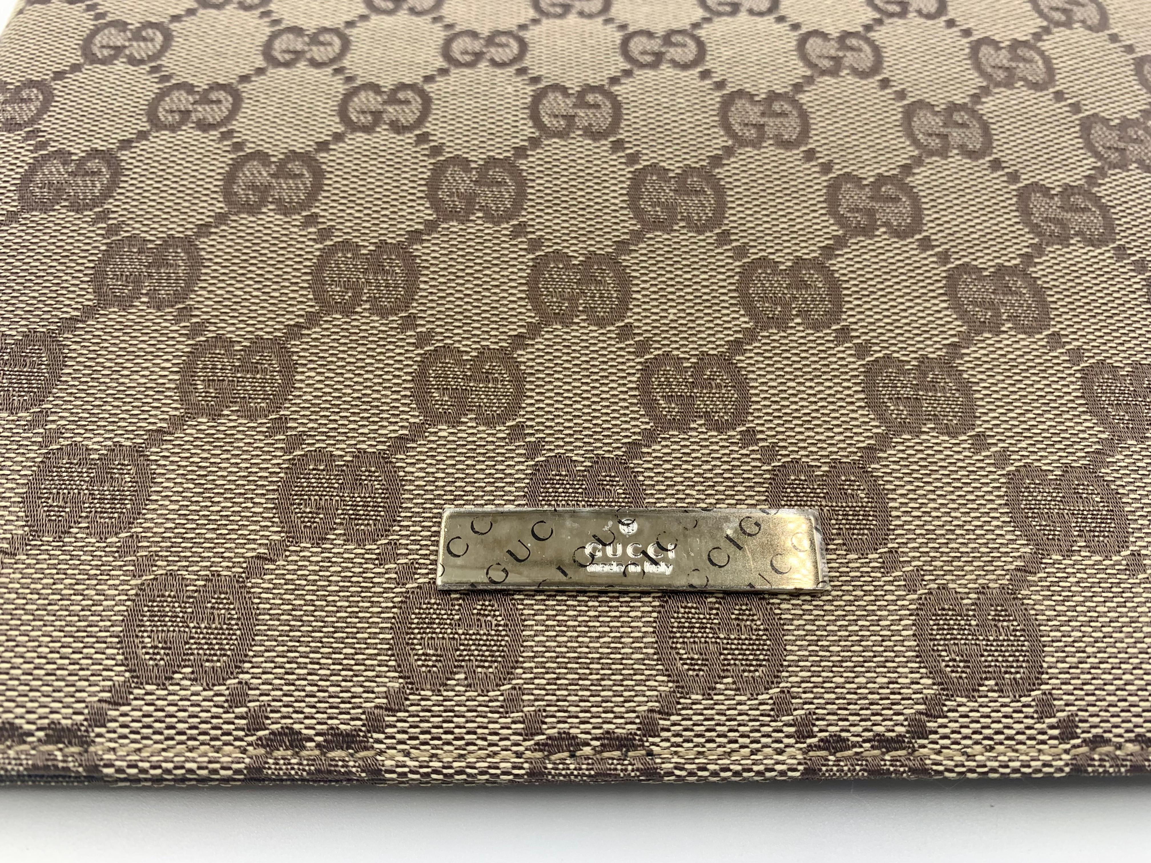 Vintage Gucci GG Supreme beige canvas and black leather bi-fold picture frame.
Late 20th century
Beige Ebony GG Supreme canvas
Black leather interior
Palladium toned hardware
Made in Italy
Condition: Very good, light surface wear commensurate