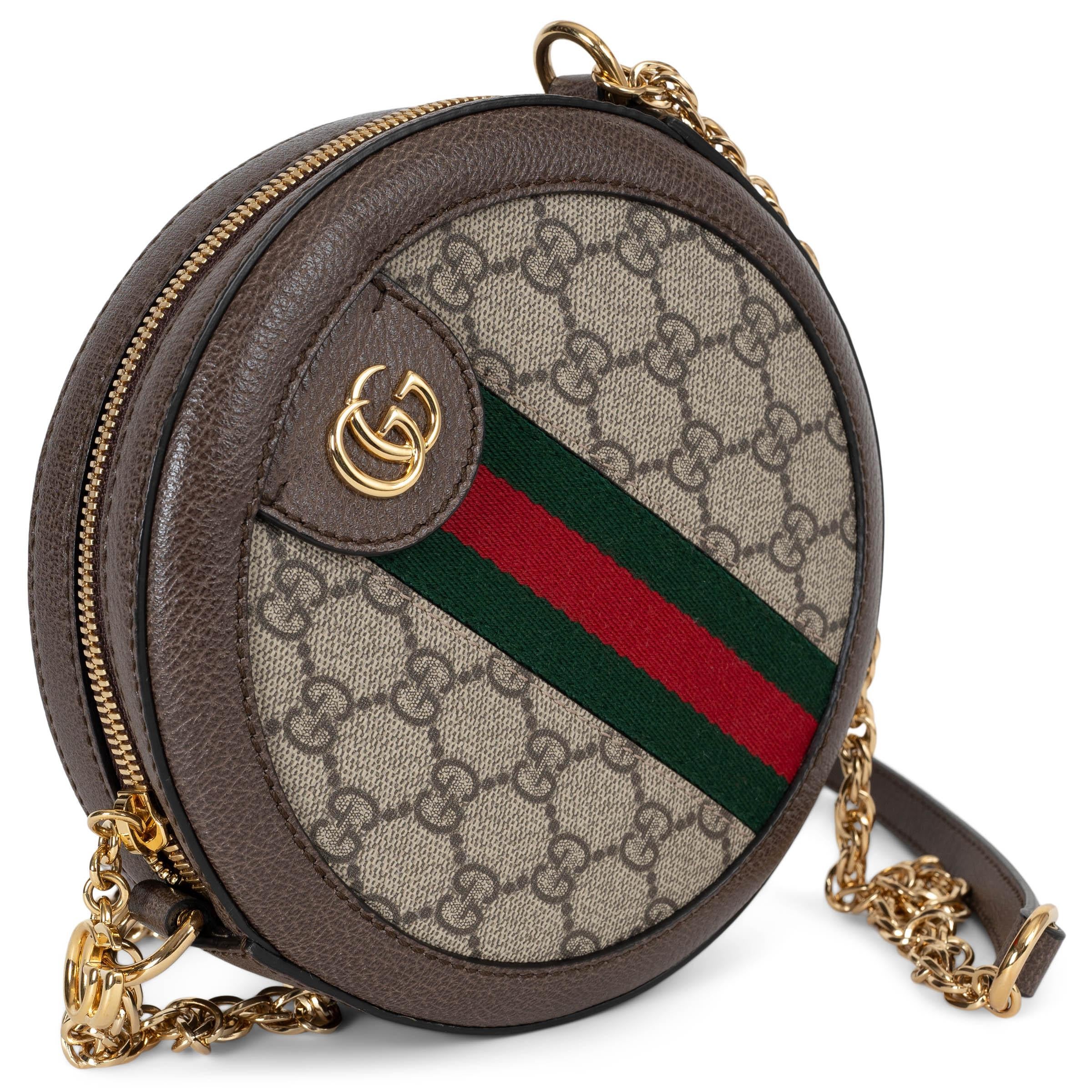 Este bolso bandolera Gucci Ophidia Round Mini 100% auténtico en lona GG Supreme beige y marrón oscuro encarna la elegancia atemporal con un toque contemporáneo. Acentuada con adornos de piel marrón, herrajes dorados y la característica banda bicolor
