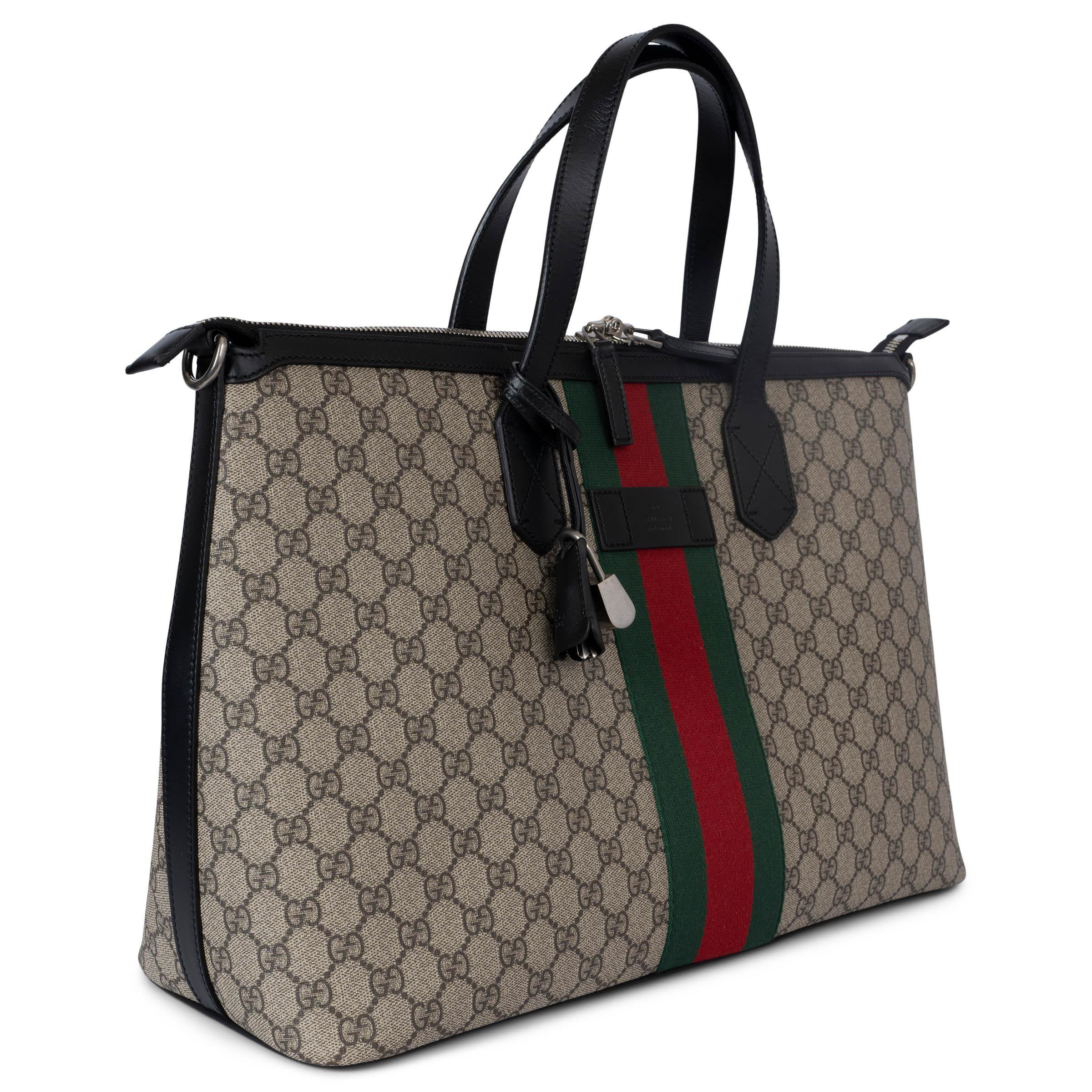 100% authentic Gucci Web GG Supreme Duffle Bag in beige and ebony monogram canvas with black leather trim featuring antique silver-tone hardware. Opens with a double zipper on top and is lined in black nylon with one large zipper pocket against the