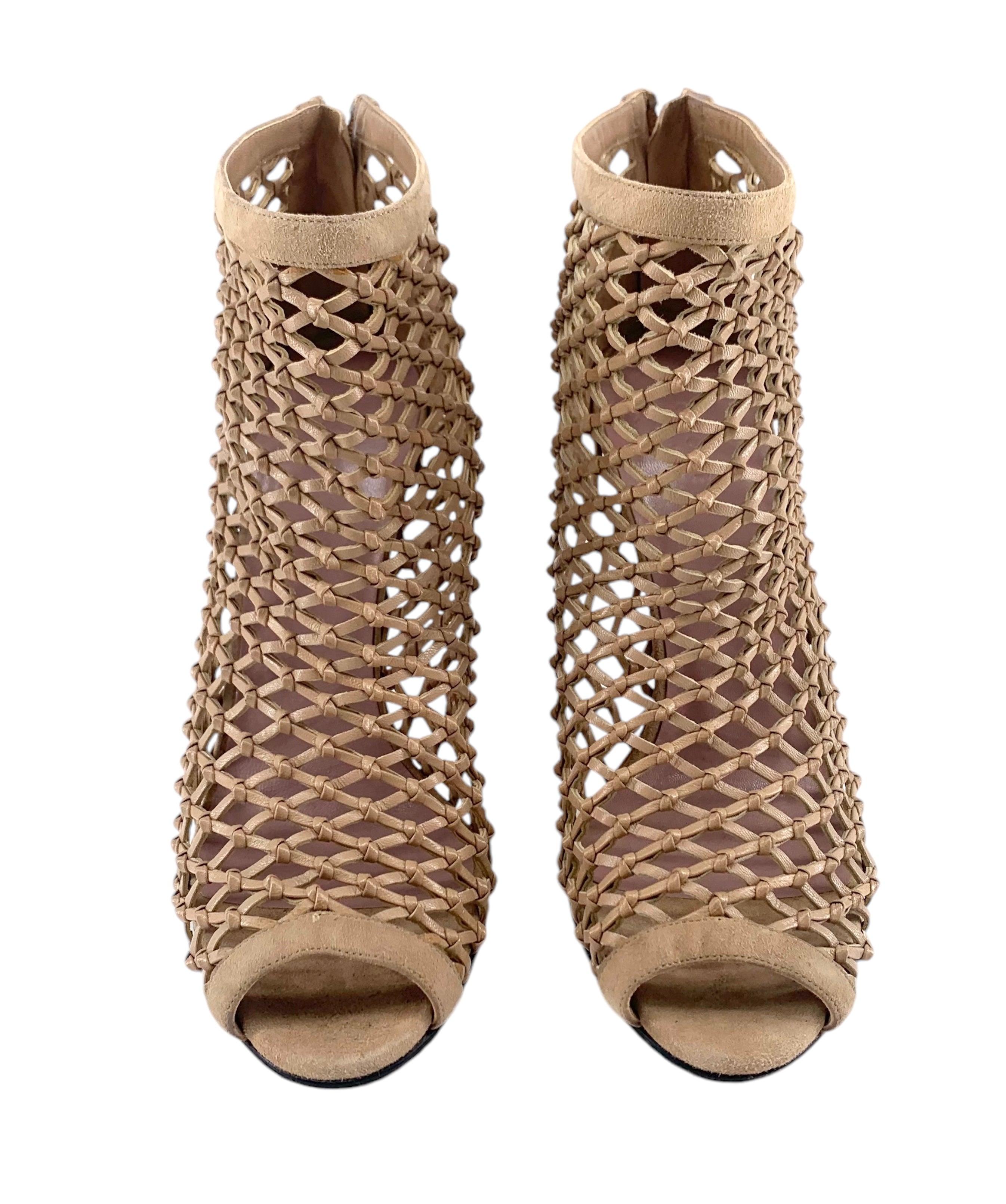 Stivaletti con tacco a spillo di Gucci con pelle beige annodata e dettaglio peep toe. Cerniera lungo la schiena. Pelle elastica e resistente. L'elemento annodato aggiunge un po' di flessibilità ed elasticità alla silhouette dello stivale. Sottopiede
