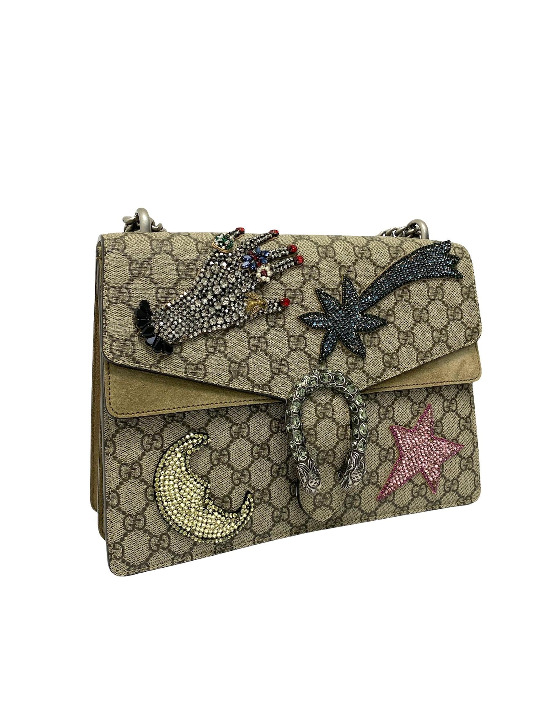 Gucci bag, Dionysus model, made of GG Supreme fabric with beige suede inserts and silver hardware. Equipped with an interlocking closure, internally lined in beige suede, very roomy. Equipped with a sliding chain shoulder strap, a back pocket