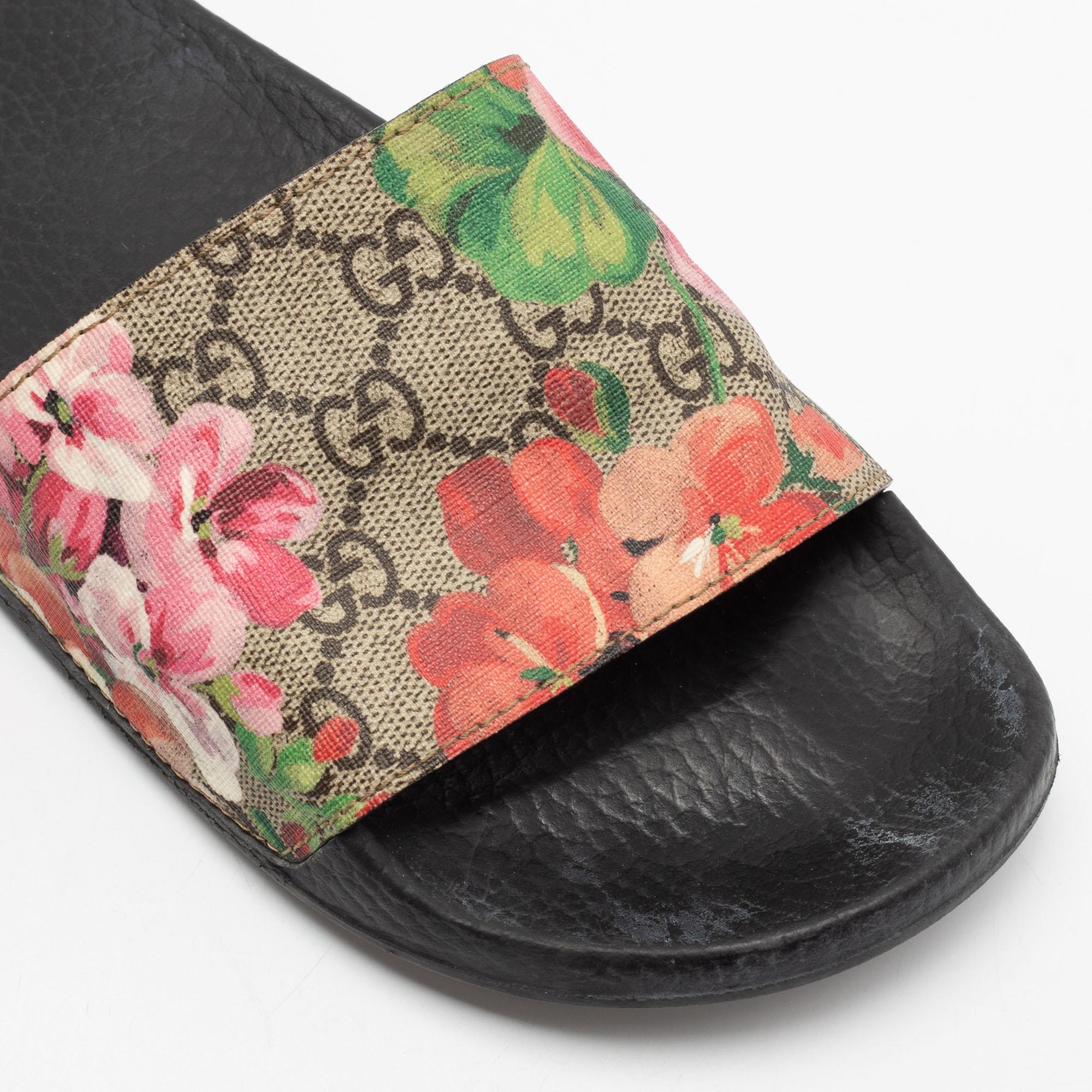Gucci Beige GG Blooms Coated Canvas Slide Sandal Size 38 In Good Condition In Dubai, Al Qouz 2