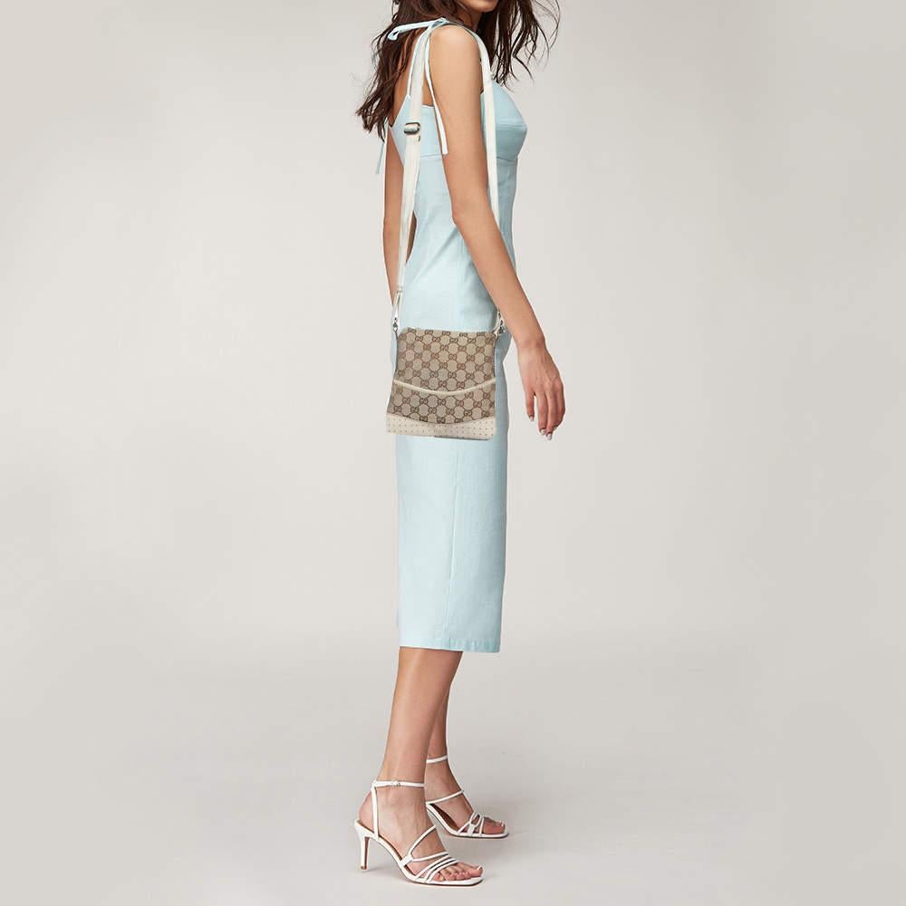 Gucci te trae este increíble bolso cruzado Abbey, elegante y muy moderno. Fabricado en Italia, este bolso beige está confeccionado en lona GG y piel, y se sujeta con una correa para el hombro. La cremallera superior revela un interior forrado de