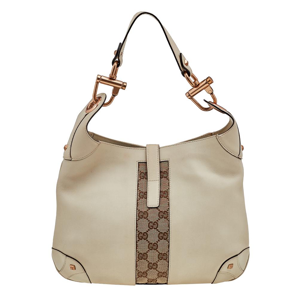 Well-made and lovely to look at, this Jackie Nailhead hobo will perfectly complement your attires. The bag is crafted with leather and detailed with GG canvas trims. It features a rose gold-tone lock that unfastens to a fabric interior. Held by a