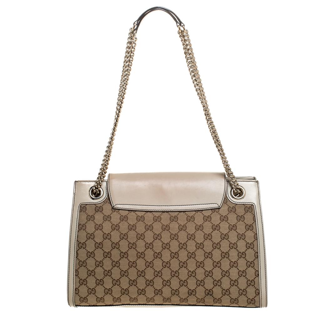 Gucci's handbags are not only well-crafted but they are also coveted because of their high appeal. This Emily Chain shoulder bag, like all of Gucci's creations, is fabulous and closet-worthy. It has been crafted from GG canvas as well as leather and