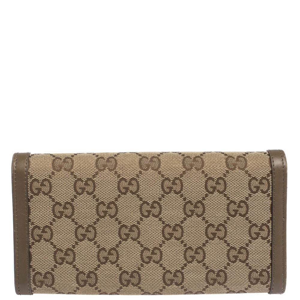 The Sukey is one of the best-selling designs from Gucci and we believe you'll love this wallet from the same line. Crafted from GG coated canvas and leather and equipped with a functional interior, this wallet is ideal for you. It is complete with