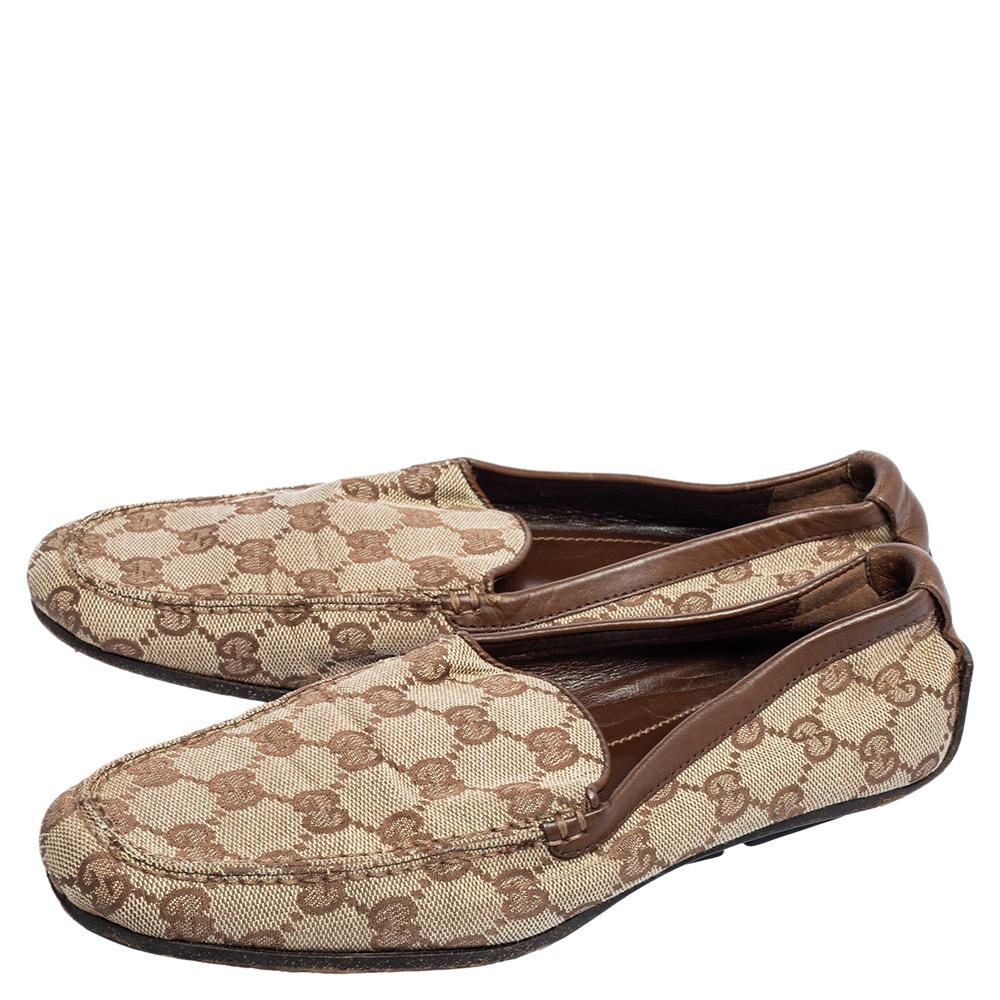 Meticulously created to exude style and provide comfort wherever you go, this pair of vintage loafers by Gucci is absolutely worth the buy! They've been crafted from GG canvas and leather and feature squarish toes. Tough rubber soles and leather