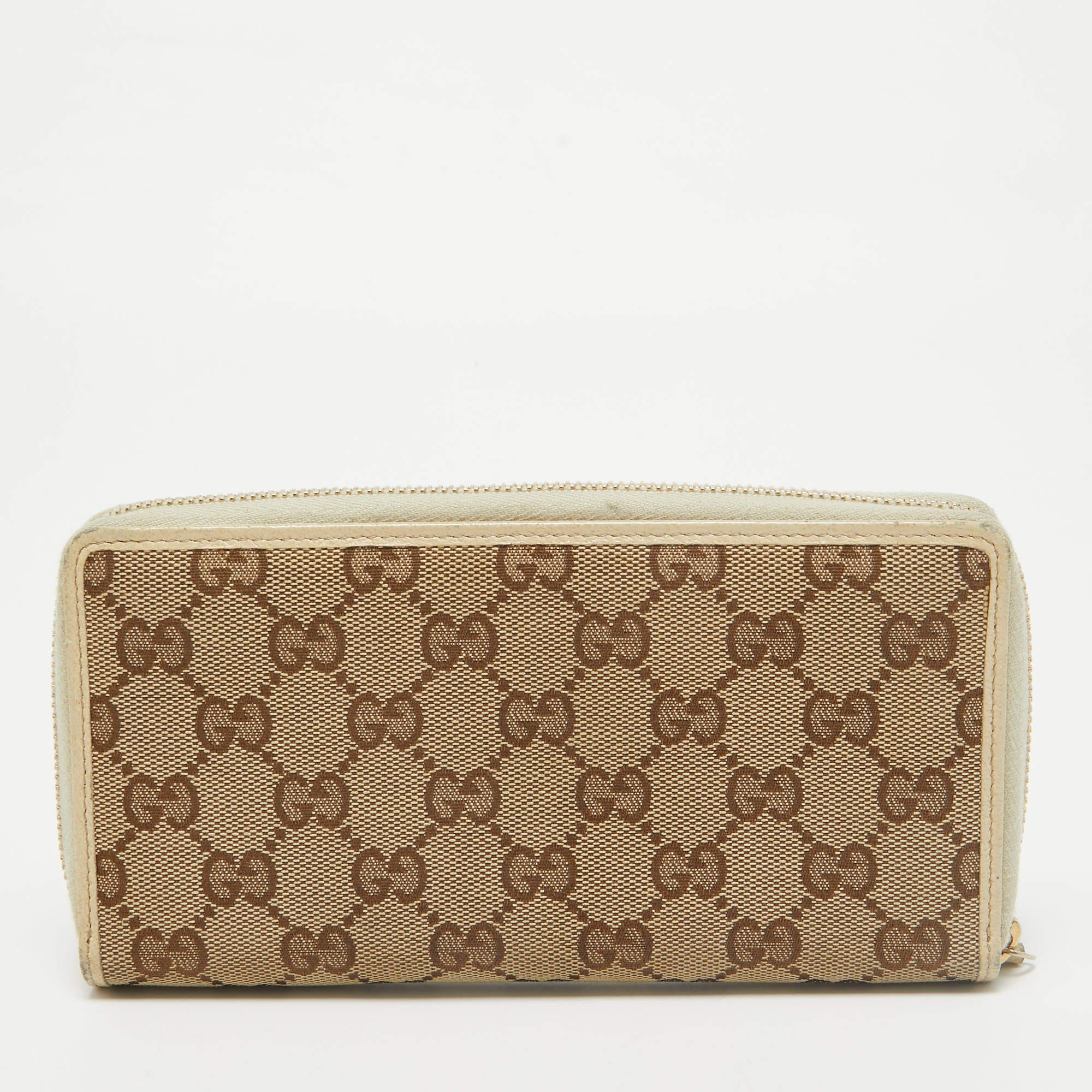 Women's Gucci Beige GG Canvas and Leather Zip Continental Wallet For Sale