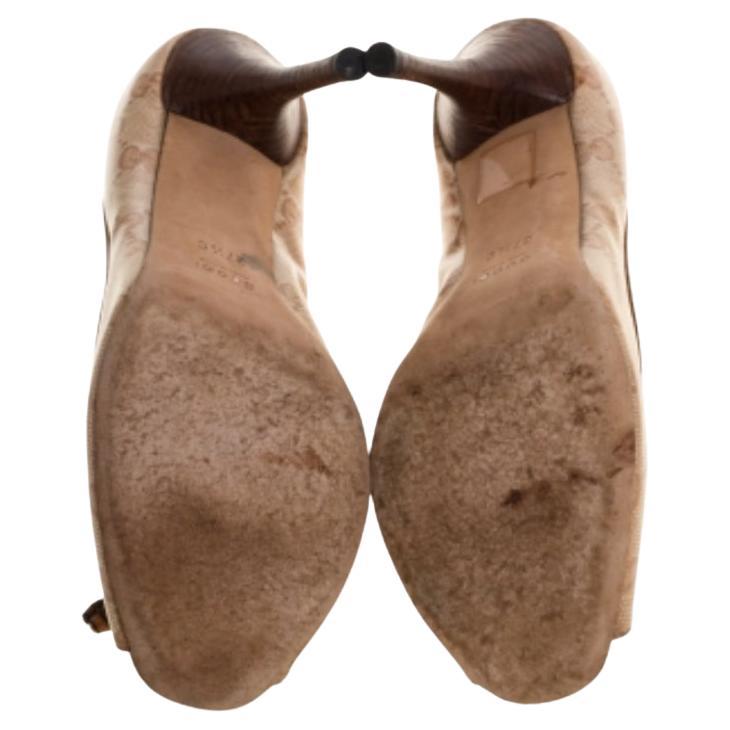 Add the Gucci magic to your closet with these peep-toe pumps. Crafted from GG canvas, these beautiful pumps feature peep toes, bow details, and 9.5 cm heels. They are lined with leather and their insoles carry the Gucci label.