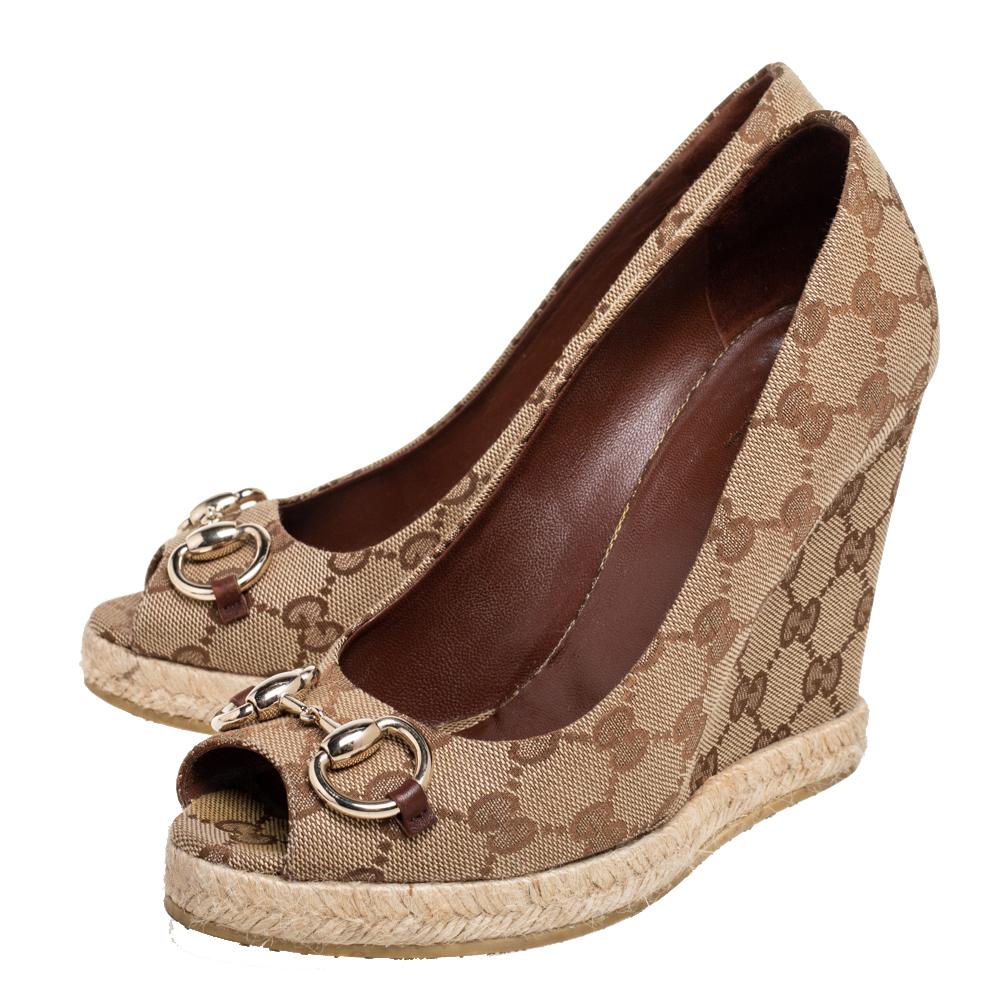 These Charlotte pumps from Gucci are the epitome of luxury and class. Externally, they are creatively designed using beige GG canvas material with a gold-toned Horsebit accent attached to the front. Wedge heels are added to add elevation to their