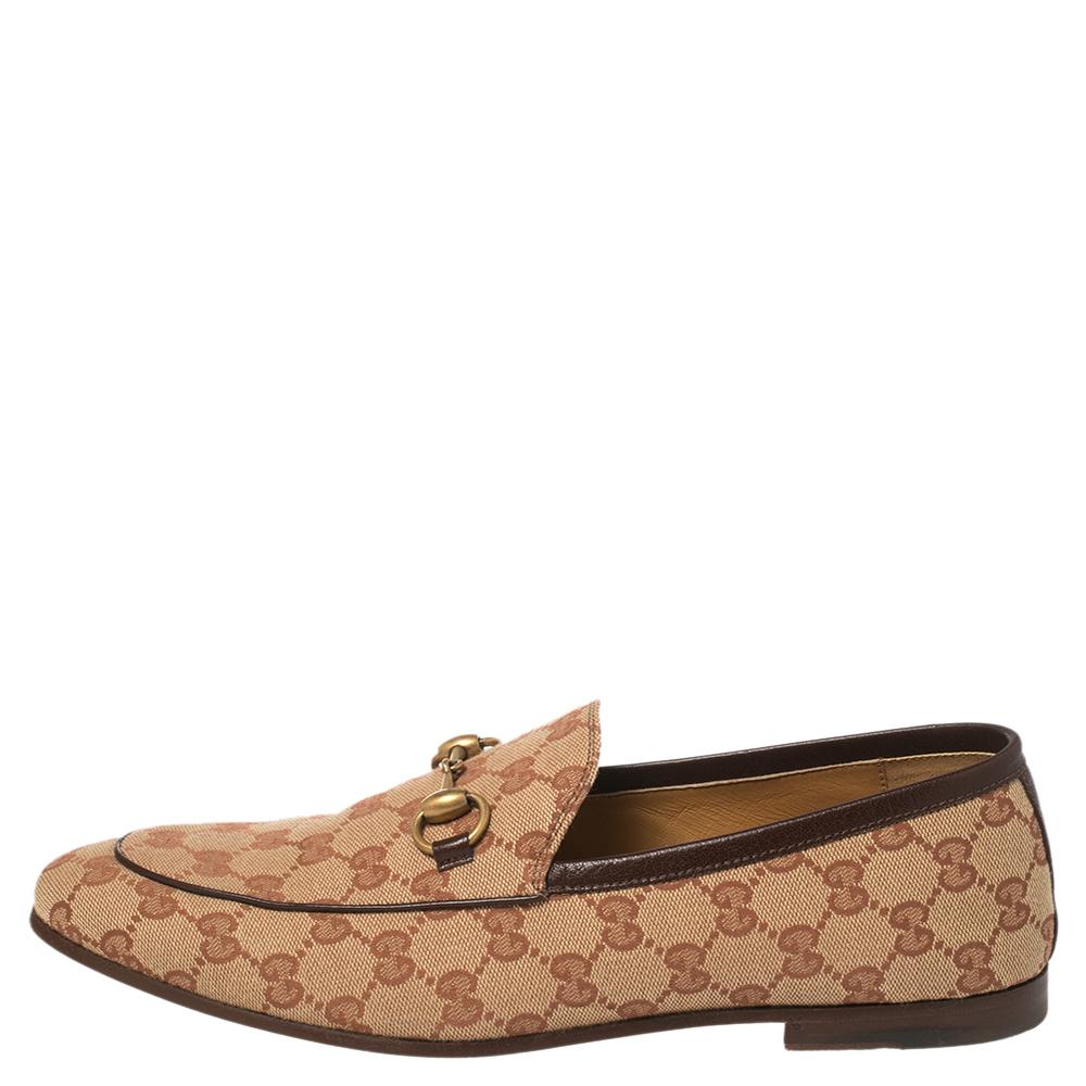Exquisite and well-crafted, these Gucci loafers are worth owning. They have been crafted from the signature GG canvas and they come flaunting a beige shade with the iconic Horsebit details on the uppers. The loafers are ideal to wear all day.

