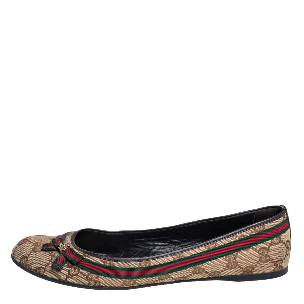 These ballet flats from Gucci are trendy and very stylish! The beige flats have been crafted from GG canvas and styled with the signature web detailing. They flaunt round toes and little bows on the vamps. They come equipped with comfortable