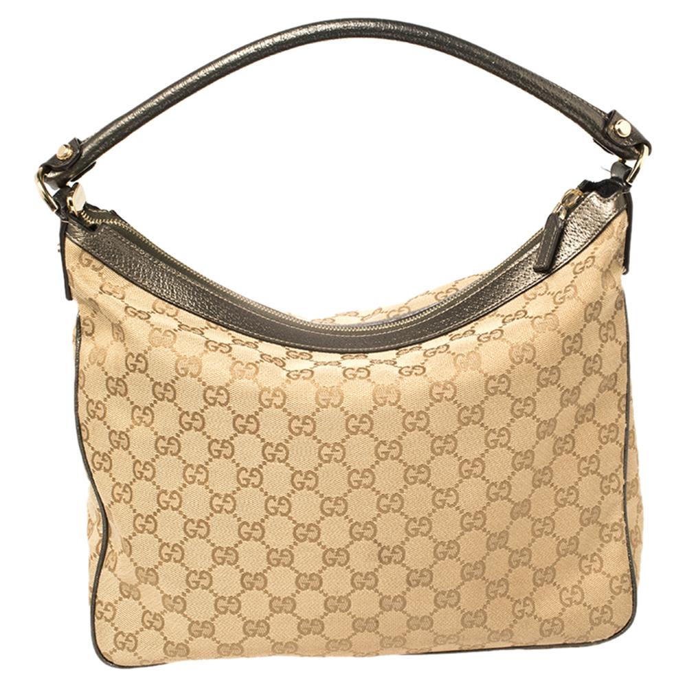 A spacious bag for the daytime with a classic luxurious look, this Gucci Abbey pocket hobo is a must-have for everyday casual use. Crafted from beige GG canvas and accented with leather details and a top handle, this bag is smart enough to carry to