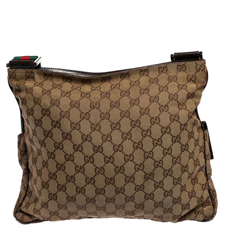 Smart and functional, this messenger bag from Gucci ranks high in style. It has been made from their signature GG Supreme canvas and flaunts a logo on the front. The bag is equipped with a shoulder strap and a spacious interior that houses a slip