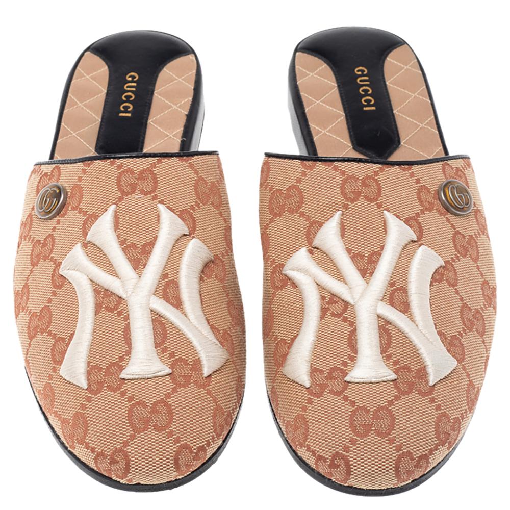 These mules from Gucci will lend a stylish and playful edge to your feet. This gorgeous pair of flats is made of GG canvas and is styled with NY embroidery on the vamps. Exhibit your impressive styling sense when you don these beige-hued mules.


