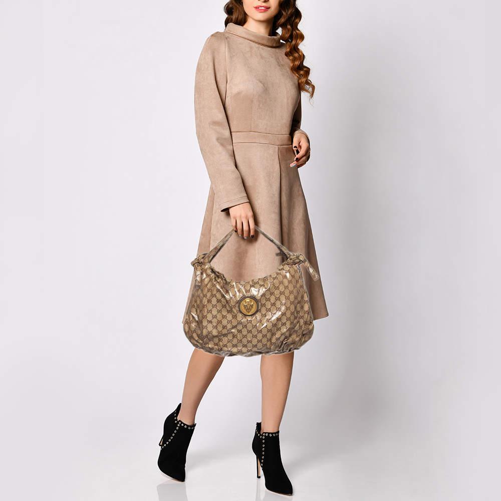 Stylish handbags never fail to make a fashionable impression. Make this designer hobo yours by pairing it with your sophisticated workwear as well as chic casual looks.