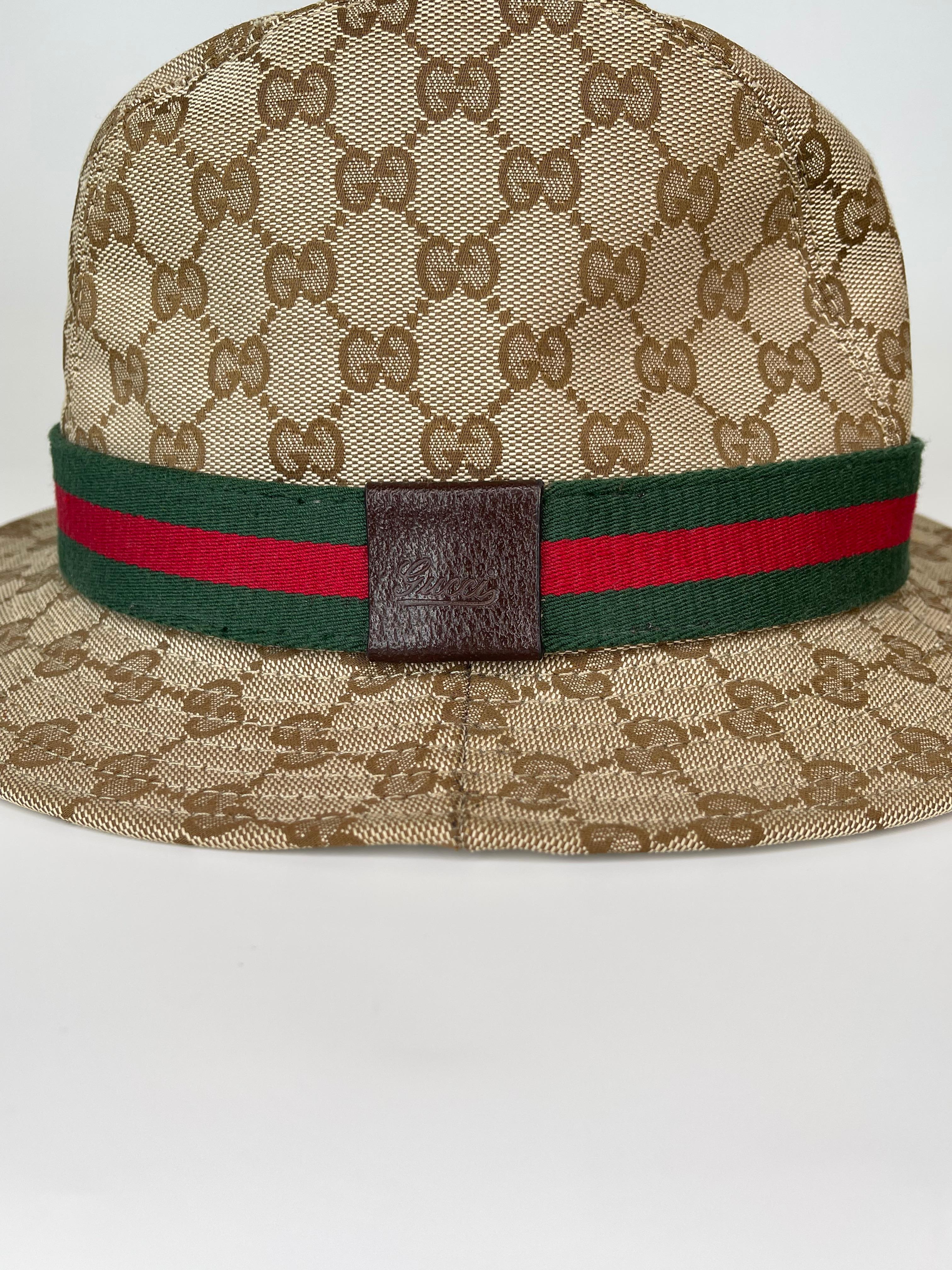 This Gucci fedora is a beautiful monogram style, with a signature Gucci green/red/green strip around the middle. Size Medium and in very good condition.

COLOR: Beige monogram, green, red
MATERIAL: Canvas, leather, lining 100% cotton.
SIZE: