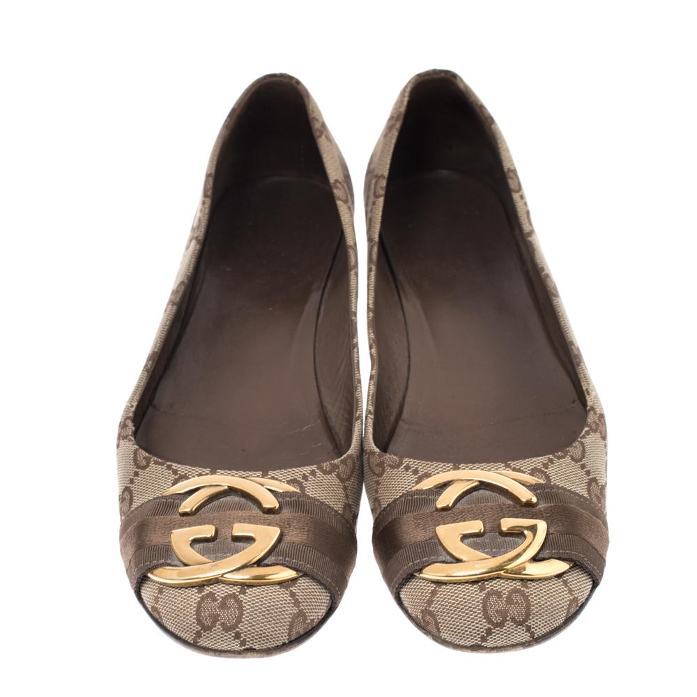 Upgrade your wardrobe with these fabulous ballet flats from Gucci. Crafted from the brand's signature GG canvas, these beige flats are stylish and versatile. They feature round toes, interlocking GG logo detail on the uppers, gold-tone hardware,