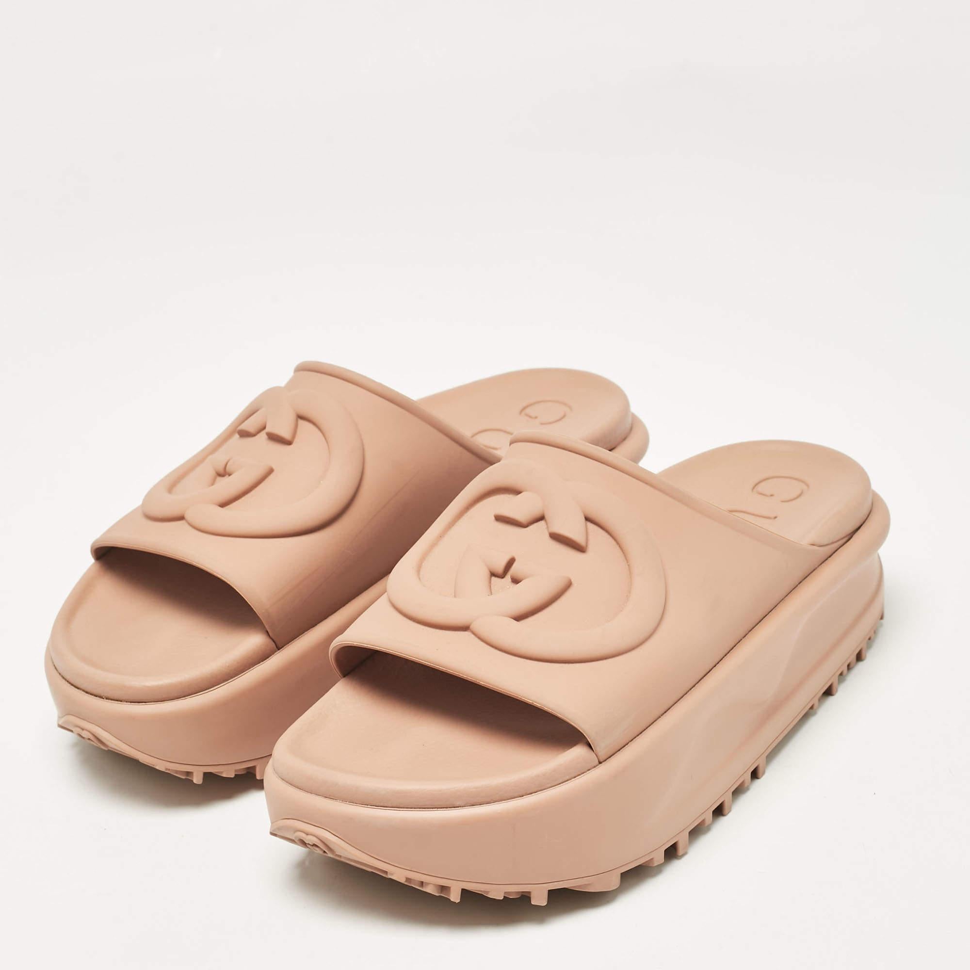 These sandals will frame your feet in an elegant manner. Crafted from quality materials they display a classy design and comfortable insoles.
