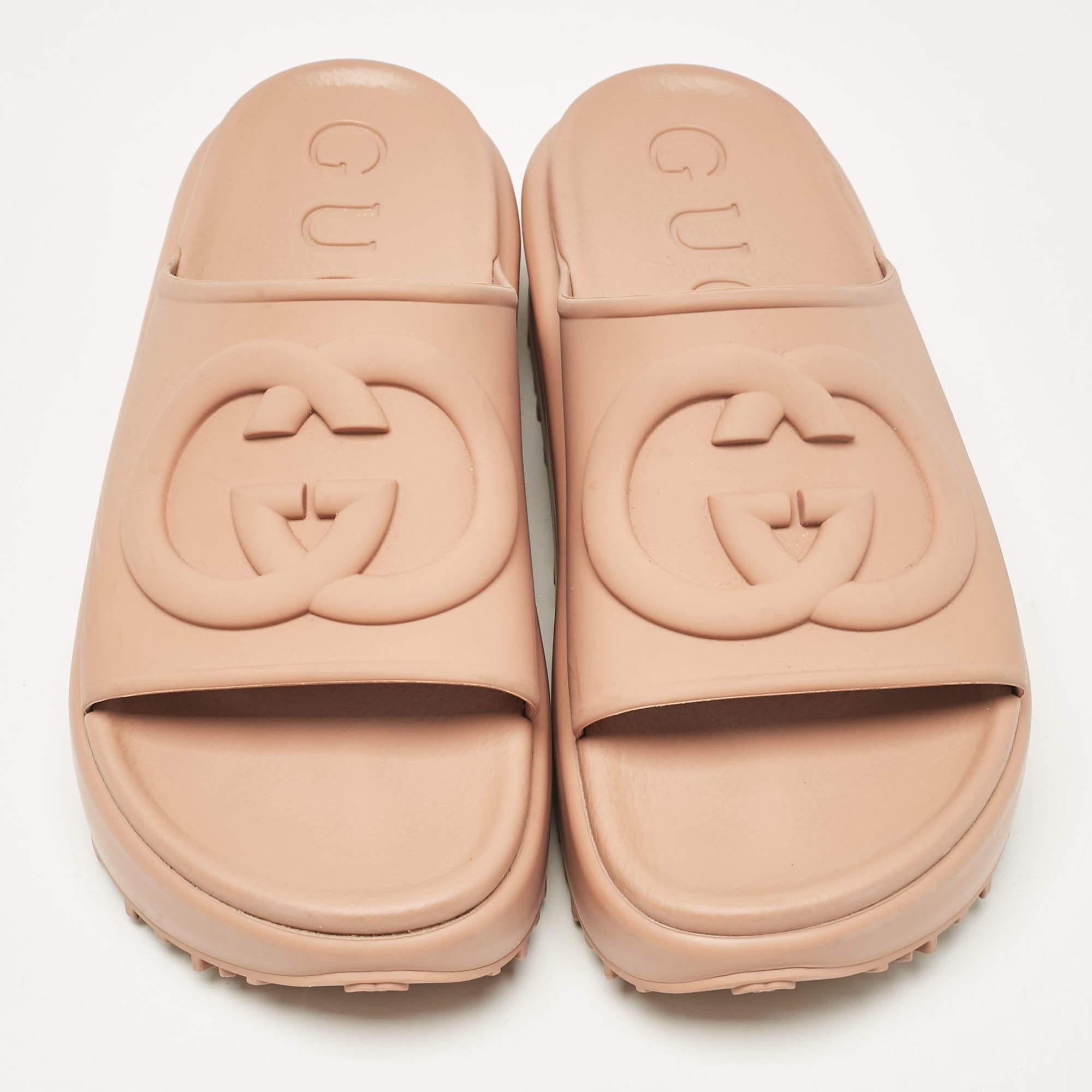 Gucci Beige GG Rubber Slide Sandals Size 38 In Good Condition In Dubai, Al Qouz 2
