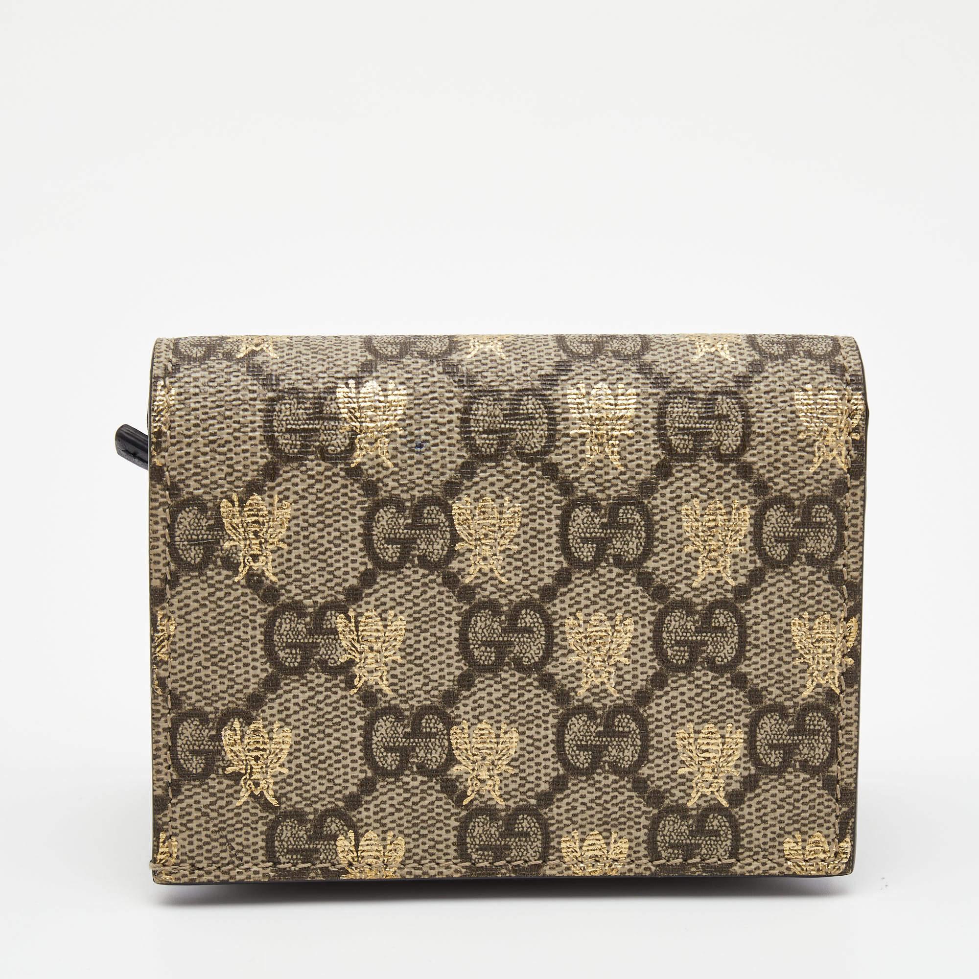Ce porte-cartes Gucci, élégant et fonctionnel, est un incontournable de votre collection. Il est équipé de multiples fentes bien alignées pour accueillir vos cartes.

Comprend : Sac à poussière d'origine, boîte d'origine

